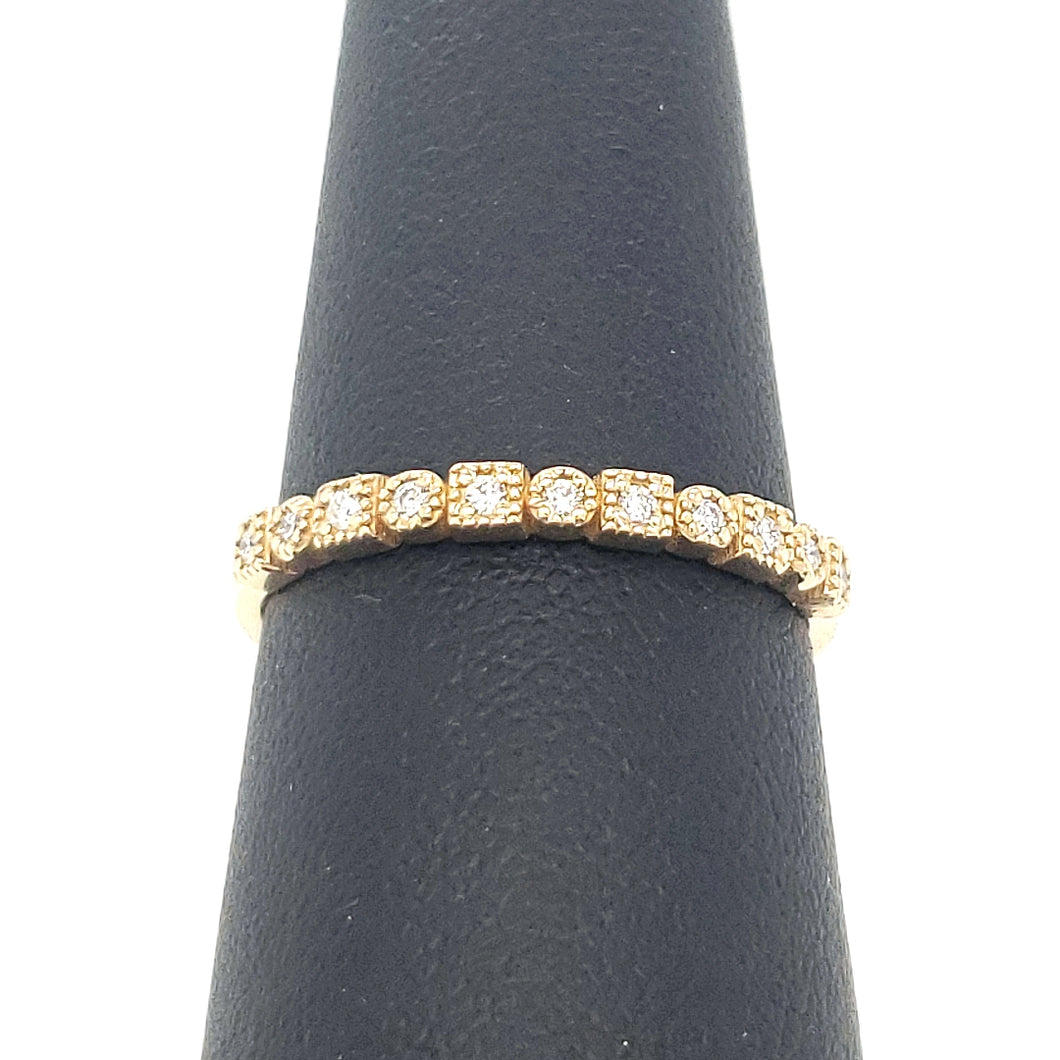 Yellow gold round and square pattern diamond ring