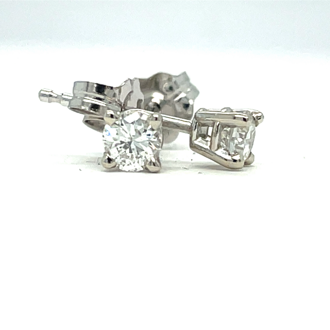 1/4cttw natural diamond stud earrings